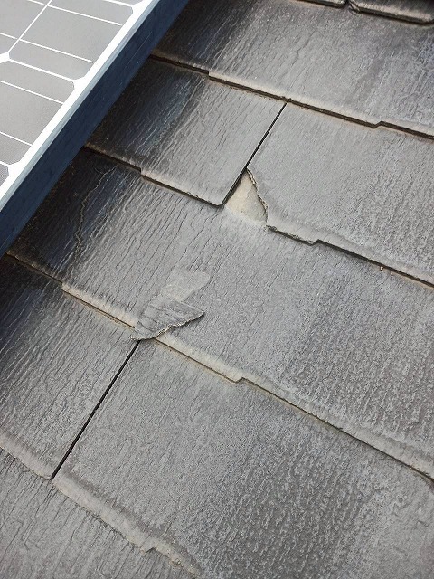 一部破損したスレート屋根